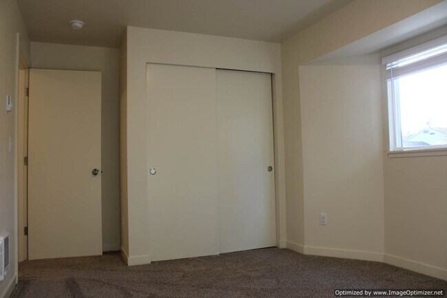 Building Photo - Bright Updated -2 bedroom 2 bath Duplex