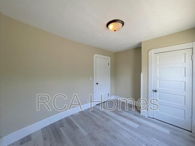 Building Photo - 1555 Barth Ave