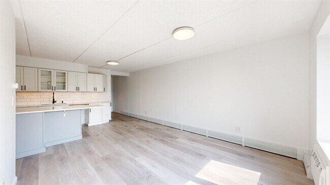 Building Photo - 560 Halstead Ave