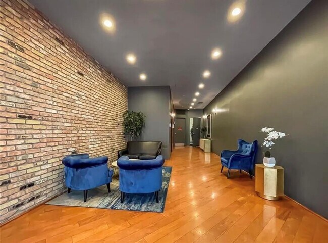 Building Photo - 711 Main St