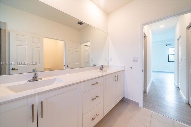 Building Photo - 1928 SW 5th Blvd