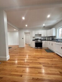 Building Photo - 554 Main St