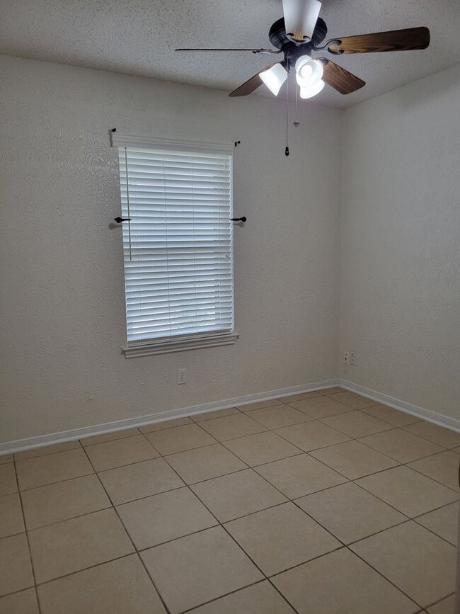 Building Photo - 3bd/2ba house close to major shopping, restaurants, and Ft. Hood!