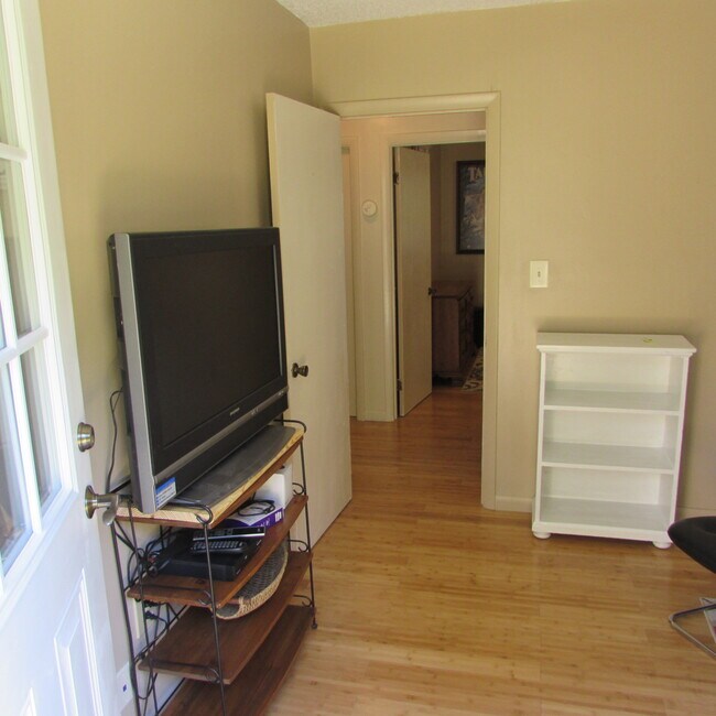 Building Photo - Fully Furnished Apartment