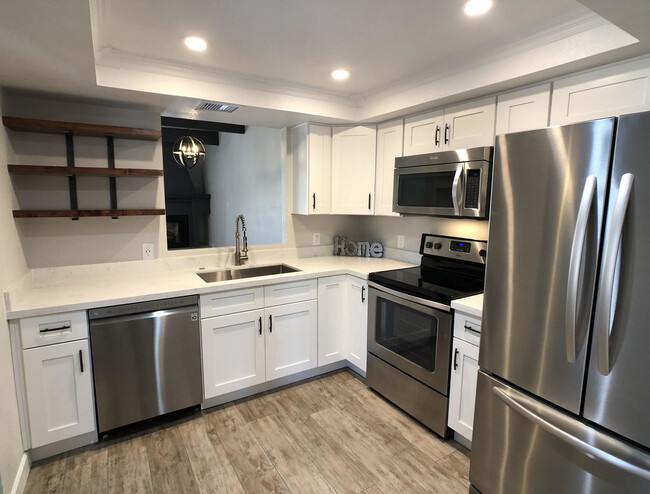 Building Photo - Fully Renovated 2bd/2 bath Scottsdale pati...