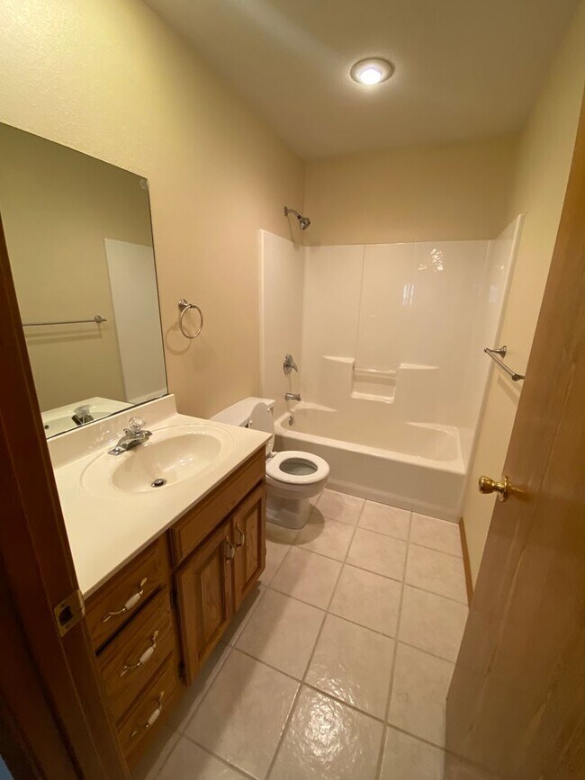 Building Photo - 1231-1231 Bluegrass Rd