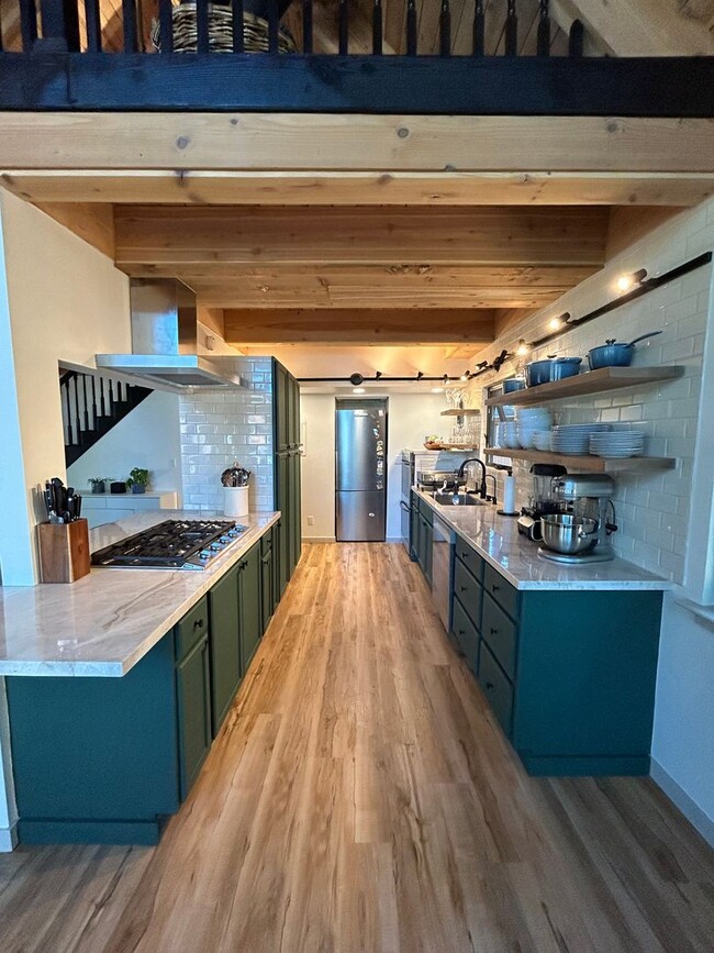 Building Photo - Fully Furnished, Beautifully Remodeled Cha...