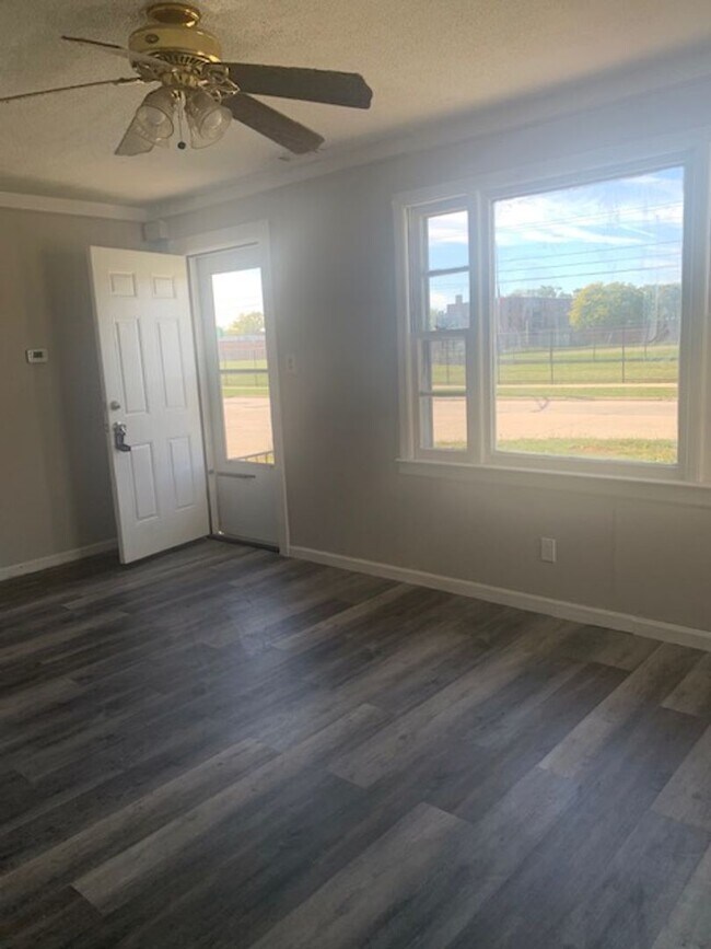 Building Photo - Newly renovated 2 bedroom home just for you