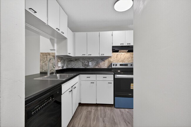 Building Photo - 599 E Graham Pl