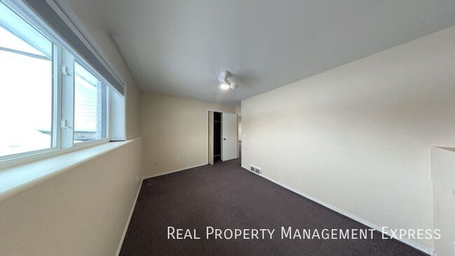 Building Photo - Spacious 4BR, 2BA Gem with Fireplace and O...