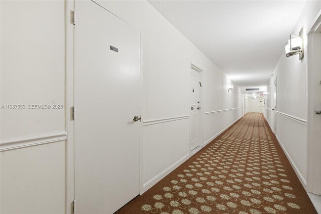 Building Photo - 2500 Parkview Dr