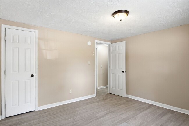 Building Photo - 2 Bed / 1 Bath. Pet Friendly. Off street parking.