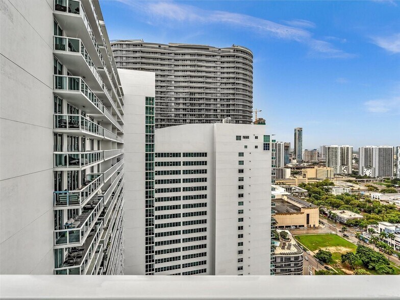 Building Photo - 1900 N Bayshore Dr