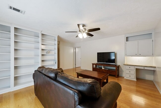 Building Photo - 2824 S Logrun Cir