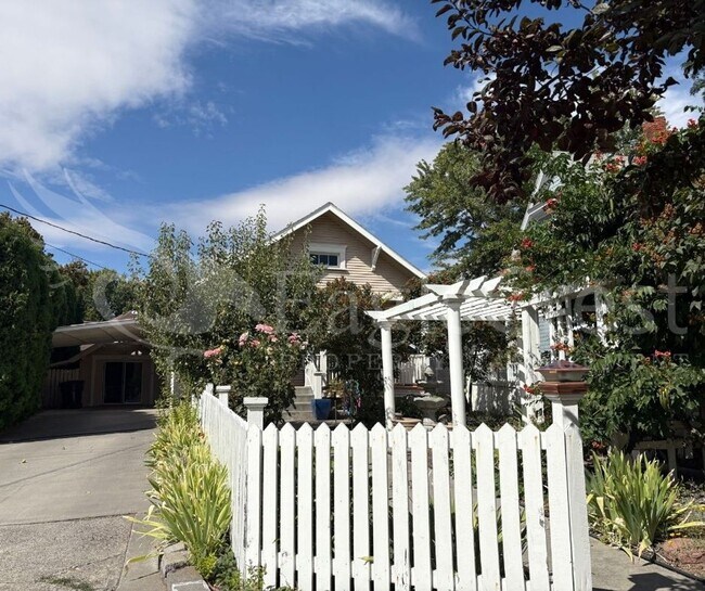 Building Photo - Three Bedroom, Two Bathroom House Near Sha...