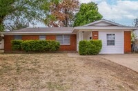 Building Photo - 3 Bedroom/2 Bathroom  House for Lease