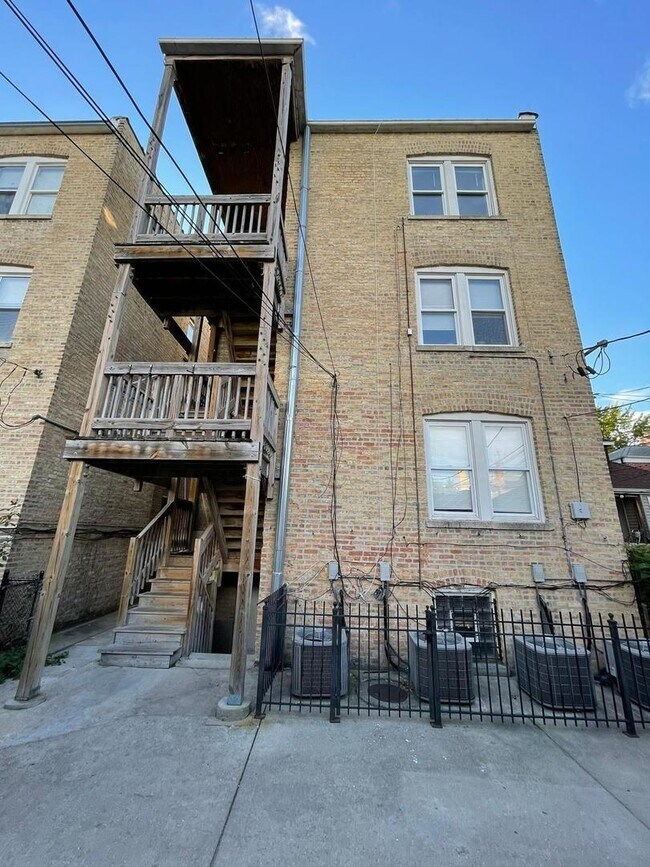 Building Photo - 5749 N Spaulding Ave