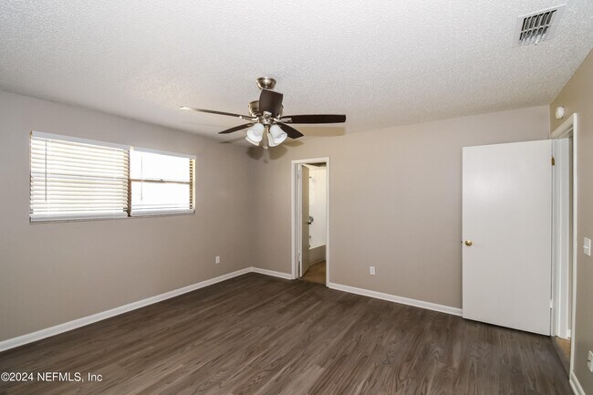 Building Photo - 4385 Queensway Dr