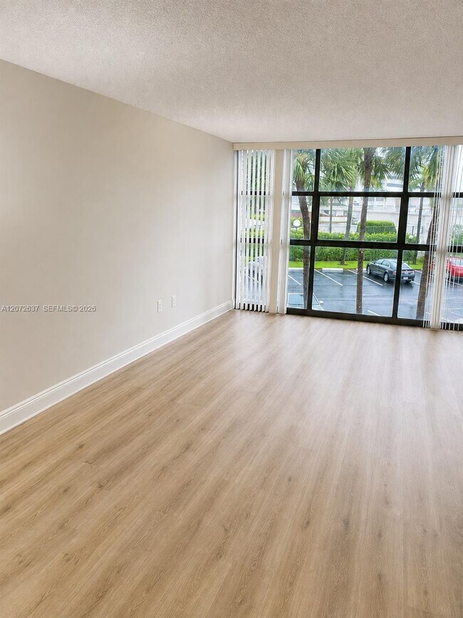 Building Photo - 600 Parkview Dr