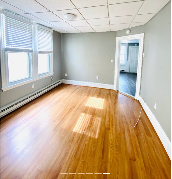 Building Photo - 346 Chelsea St