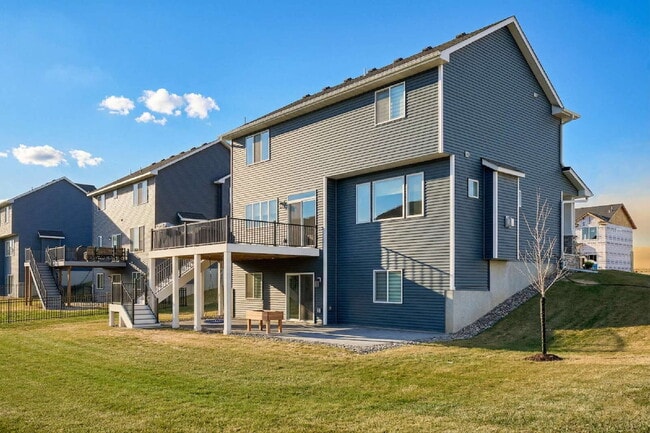 Building Photo - Spacious 4-Bedroom Gem with Modern Comforts and Finished Basement in Vadnais Heights!