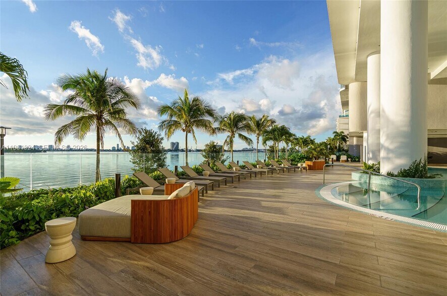 Building Photo - 700 NE 24th St