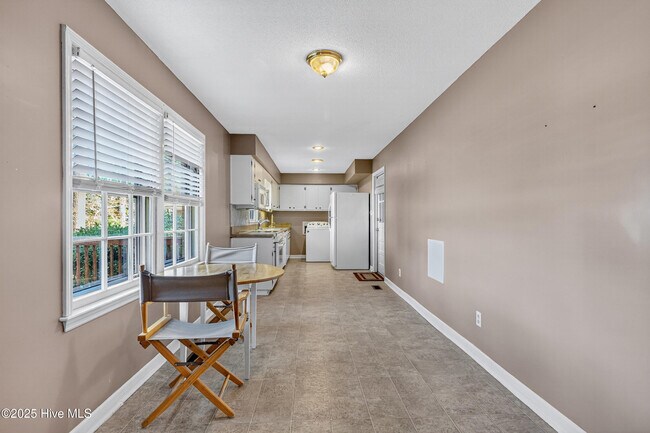 Building Photo - 259 Shoreline Dr
