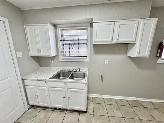 Building Photo - 735 Ledbetter Ave