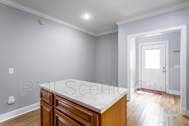 Building Photo - 513 Lytle St