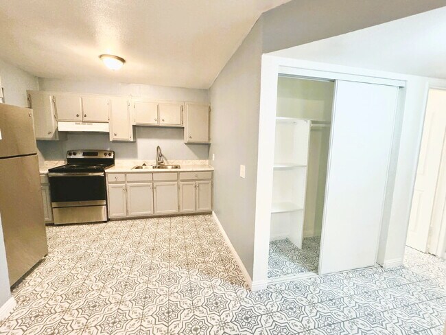 Building Photo - 2-Bedroom, 1-Bath Condo Located in a Quain...