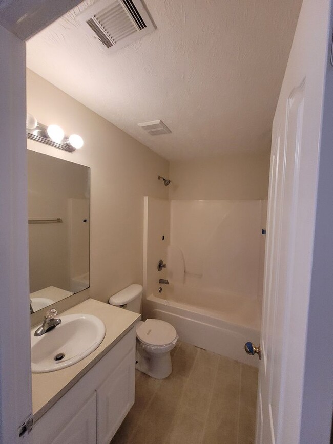 Building Photo - 4 bedroom 2 bath