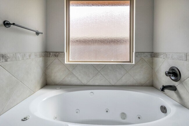 Building Photo - Perfect 4 bed, 2 bath, 3 car in The Grove/Deer Creek