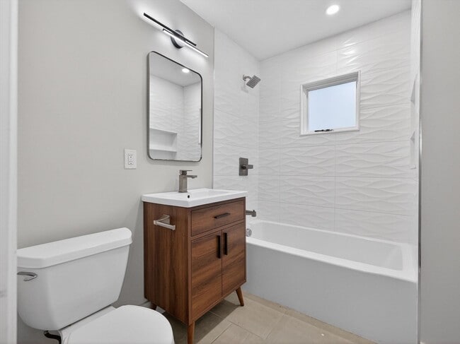 Building Photo - 469 Medford St