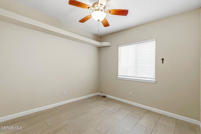 Building Photo - 1308 Rose Bud Ln