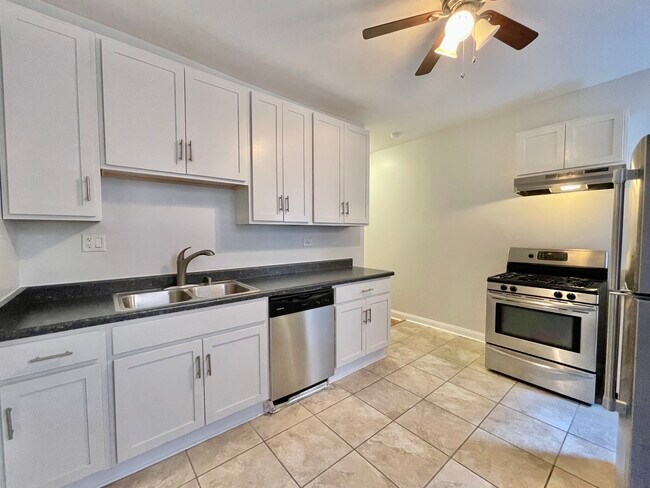 Building Photo - 5461 S Everett Ave