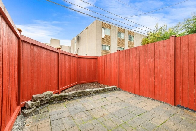 Building Photo - South Seattle 2 Bedroom 1.5 Bath Townhouse - 1 Car Garage