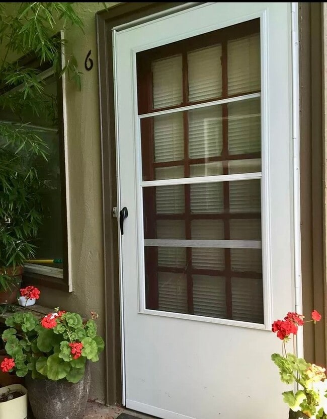 Building Photo - **FREE TWO WEEKS RENT** Buckman Charmer Studio~ Quick Access to Big City Amenities~ Onsite Laundr...