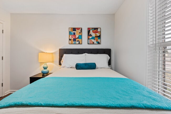 Building Photo - 6864 Aspenhill Dr