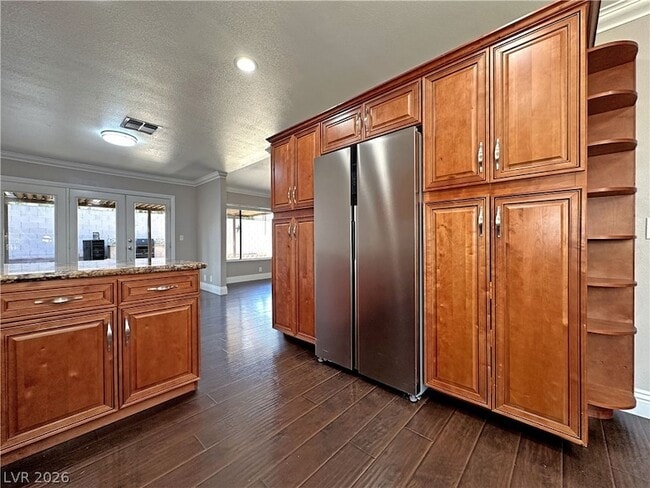 Building Photo - 2414 La Casa Dr