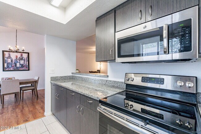 Building Photo - 850 S River Dr