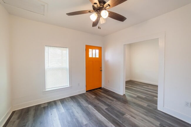 Building Photo - 611 Rochambeau St