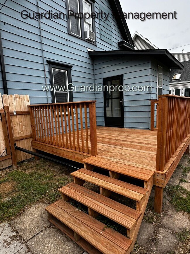 Building Photo - Northeast Minneapolis Single Family Home, Dishwasher, Hardwood Floors, W/D in Unit
