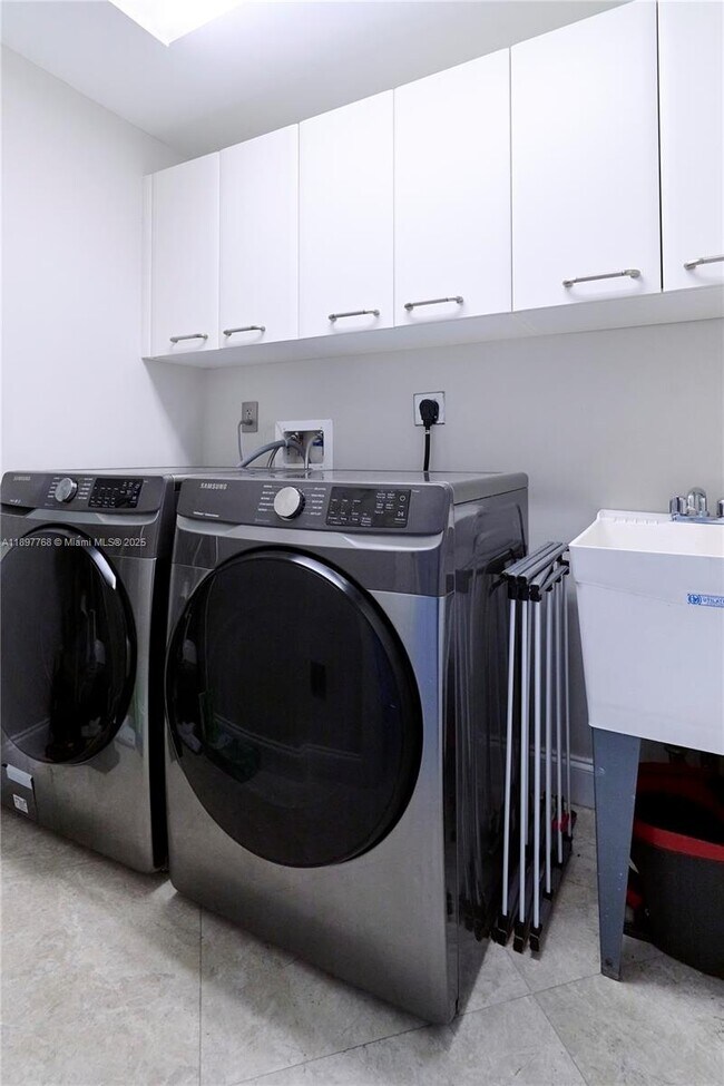 Building Photo - 3101 S Ocean Dr