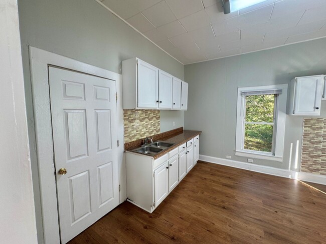 Building Photo - Statesville HWY 70 - 2BD/ 1 BA