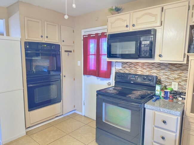 Building Photo - OPEN 8-2-25  12-1PM; Remodeled 4Br-2Ba hou...