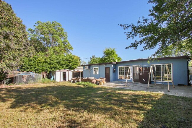 Building Photo - Old East Davis Rental with Spacious Yard, Bonus Room & Easy Bike Access to UC Davis