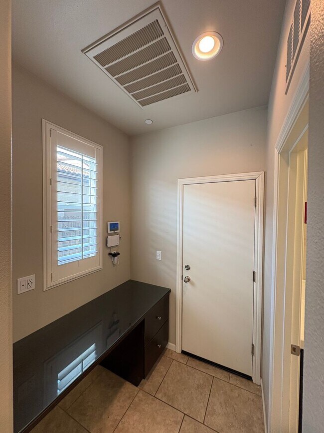 Building Photo - Lovely Clovis home Available Now!