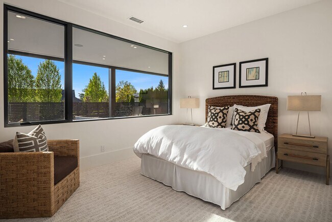 Building Photo - 7Bd/6Ba Bellevue Home