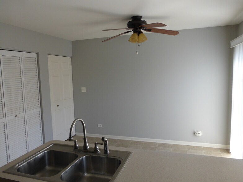 Building Photo - 914 Clover Ln