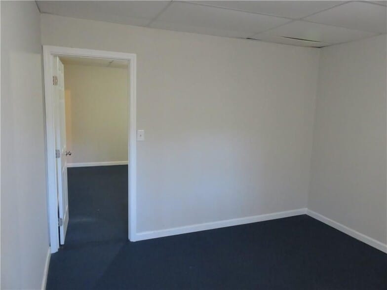 Building Photo - 204 Twin Pines Ct